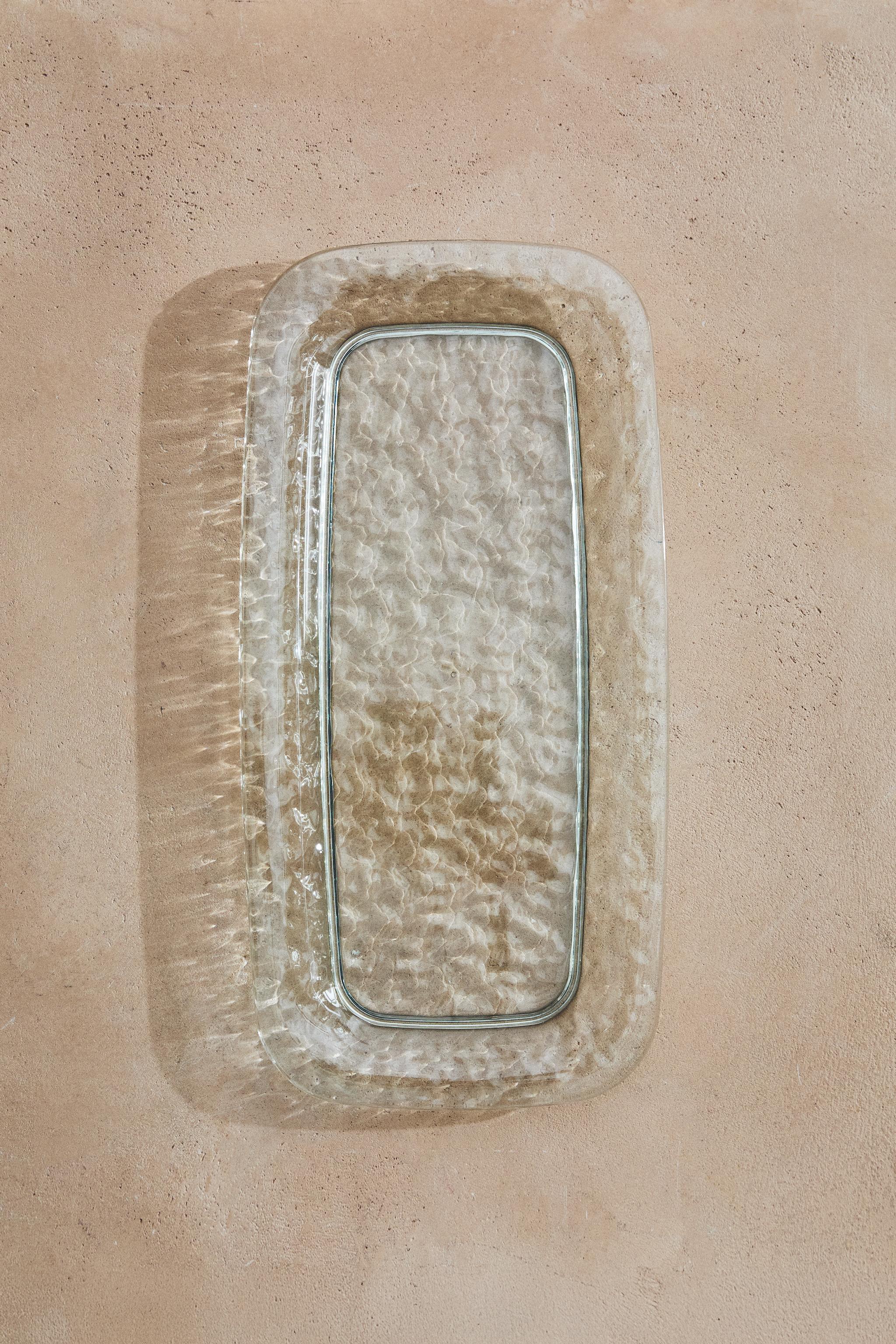 ACRYLIC TRAY WITH TEXTURED EDGE